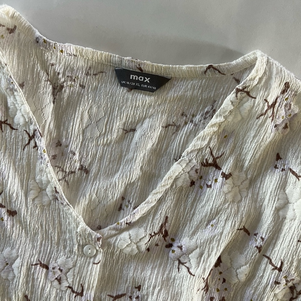 Floral Button-Up V-Neck Top - Picture 3 of 5